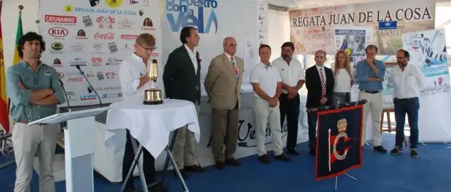 La presentación finalizaba con el tradicional brindis por los buenos vientos de “la decana” y la regata Juan de La Cosa alrededor del codiciado Catavino de Oro, emblema de “la decana”, tras el que la firma La Venencia ofrecía un coctel a todos los presentes