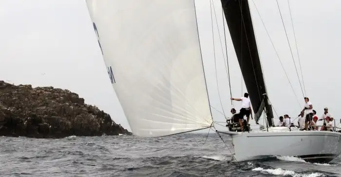El pura sangre de la Comisión Naval de Regatas, patroneada por Jorge Flethes, fue el primero en tiempo real y con el paso de las horas, confirmó su victoria en la primera prueba puntuable del Campeonato de España de Altura zona sur... una regata en la que invirtió 6h05’35” en cubrir las 52 millas de recorrido, entrando antes de que una encalmada sorprendiera al resto de la flota rumbo a la ciudad autónoma después de haber dejado a popa el archipiélago de Chafarinas