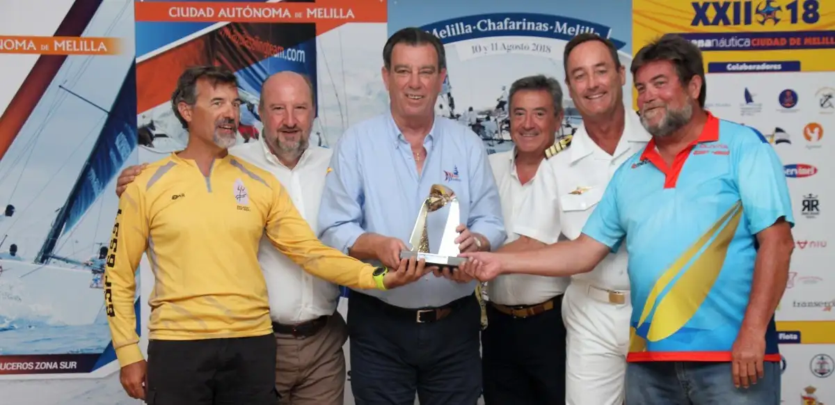 Concluía el acto con la foto de los patrones vencedores de cada grupo con el Trofeo V Centenario... en este caso, una entrega simbólica del galardón más preciado de la Semana Náutica y que únicamente tienen en propiedad aquellas tripulaciones o barcos que la ganan tres años seguidos o cinco alternos... como este año no se ha dado esa circunstancia, los patrones de Sirius VI, Olivita y Zálata 2, sólo pudieron posar con el, junto a los miembros de la Organización