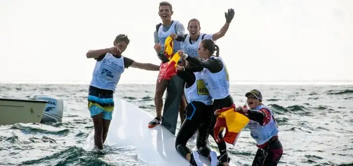Además de la victoria de las hermanas Caba en 420 femenino, la plata ha sido para Patricia Reino e Isabel Laiseca del Real Club Náutico Gran Canaria mientras que el bronce lo han ganado las mallorquinas María Bover del Náutico de Palma y Catalina Homar del S