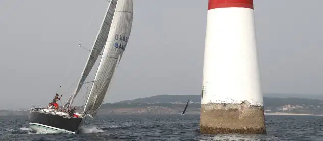 En barco virando en la baliza del Camouco en el archipiélago de Ons (Foto Juan Caballero)