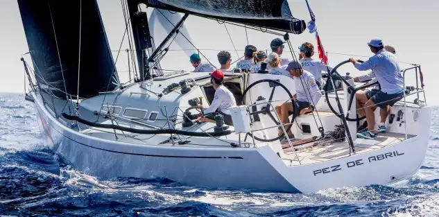 La tripulación del Swan 42 “Pez de Abril” recogerá el galardón que la distingue como la mejor del año tras haber logrado la victoria, en este 2018, en dos de las competiciones náuticas más prestigiosas de España, la Copa de la Reina y la Copa del Rey. El equipo, que en 2017 conseguía la plata en el mundial de vela, firmó además, un meritorio segundo puesto en la Palmavela