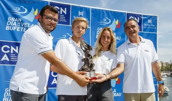 Ferran Muniesa, Conrad Konitzer, Cata Homar y Óscar Estellencs posan con el trofeo (Foto Bernardi Babiloni)