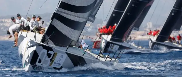 Quantum picha en una complicada jornada con viento inestable en la Puerto Portals 52 Super Series Sailing Week. Luna Rossa y Sled ganan las mangas del día