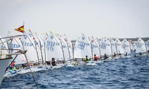 Joan López Prats de Es Nàutic de Sant Antoni de Portmany y Jaume Ribas del CN Sa Ràpita empatados en primera posición en la clase Optimist (Foto Bernardi Babiloni)