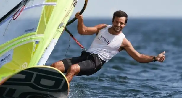 Sergi Escandell volvió a demostrar su potencial en las tres mangas del día y cerró las fases finales de la categoría masculina absoluta en octava posición. El balear añadió unos resultados de 13+6+7 a su casillero y mañana disputará la regata final por las medallas estando a 17 puntos del podio