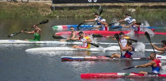 Aún pudo haber ampliado España su medallero esta mañana sin fortuna para el gallego Roi Rodríguez que ha tenido que conformarse con el quinto puesto en la final de K1 1000 metros, fuera del podio para el pontevedrés de Tomiño, que se ha mantenido segundo durante casi toda la regata sin poder aguantar en la segunda parte de la carrera, en la misma pista en la que el doble medallista este año en la I Copa del Mundo, se proclamó campeón del mundo sub23 en 2015 en K1 y también en K4 1000
