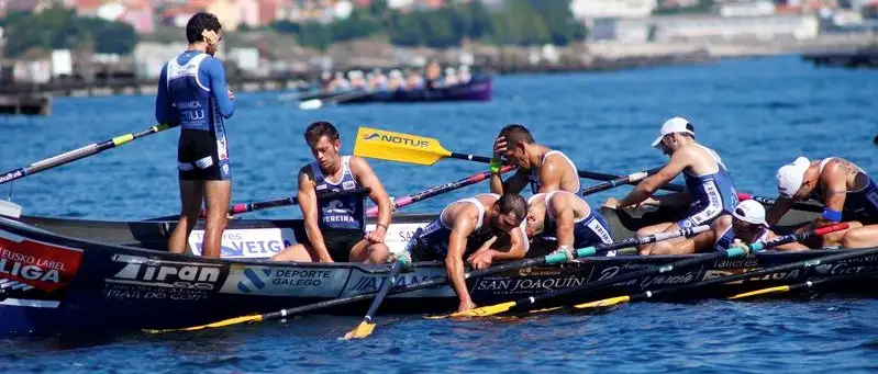 En una regata en la que Tirán Pereira ha marcado mejor tiempo que San Juan Sumelec, pero no les ha sido suficiente para mantener la categoría. La embarcación gallega ha finalizado la temporada en último lugar por lo que se certifica su descenso