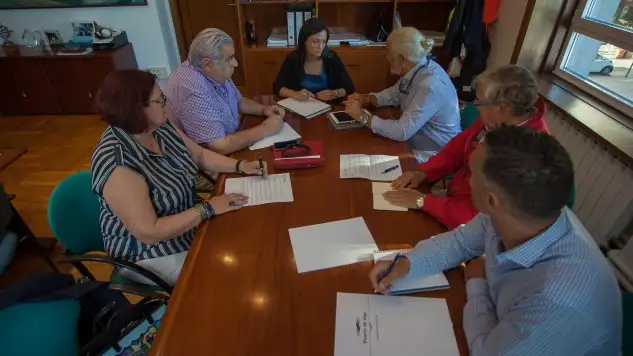 Ana Ulloa y David Castro del Puerto de Vigo, se reunieron con José María Bosch, Zulema Prado, Carlos Sande y Manuel Pedro Seoane... el mensaje de tranquilidad: daremos la imagen adecuada se han comprometido todos (Foto Pedro Seoane)
