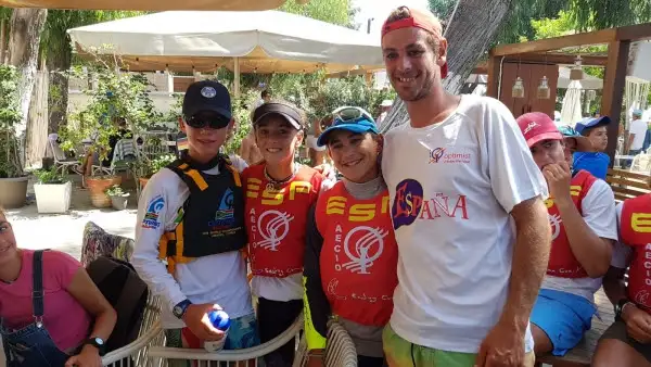 María Perelló y Pau Mesquida junto a Adrian Barceló, entrenador del equipo español en Chipre