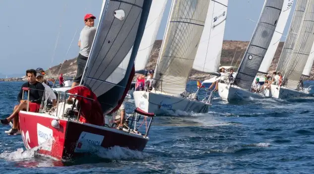 Se salvaron de la debacle del viento los J80 y venció ¡cómo no! Javier de la Gándara... en la regata show de las chicas "Fashion" del Real Club Marítimo de Santander domina por el momento