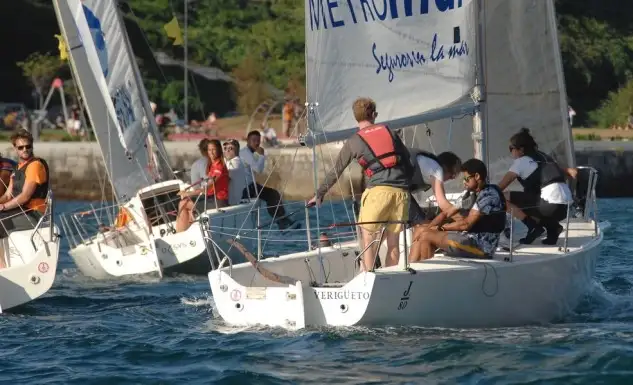 El sábado las flotas de crucero y J80 se unen a la competición y realizarán durante el fin de semana dos pruebas costeras en la bahía y abra de Santander