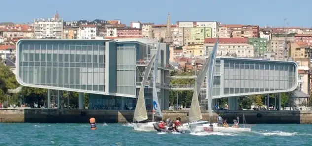 La bahía santanderina ofrece una jornada inigualable con viento del nordeste de 20 nudos que ha mostrado condiciones únicas en la segunda jornada de la Semana Internacional de Vela Ciudad de Santander