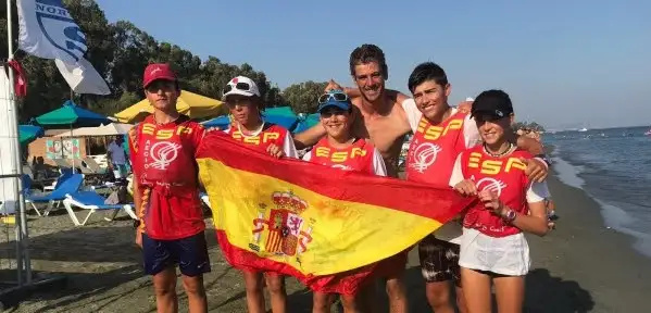 El equipo español celebra el bronce logrado en el Mundial de Optimist por equipos