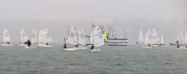 Truenos, relámpagos, persistente lluvia, viento muy inestable y ligero. A estas condiciones se han tenido que enfrentar los regatistas de entre 7 y 16 años de las clases Optimist, RS Feva, 29er, Láser y Láser 4.7 que hoy finalizaban su participación en la Semana Internacional de Vela Ciudad de Santander