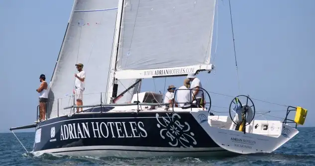 El barco canario "Adrián Hoteles" cruza la línea de llegada un día después que el Sirius VI (Foto M.L.)