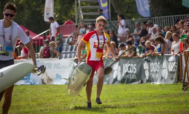 El palista español Pablo Roza durante uno de los porteos en la prueba de K1 júnior del Campeonato del Mundo de Maratón 2018, que se disputa en la localidad portuguesa de Prado Vila Verde, donde ha terminado en cuarto lugar; aún le resta otra opción en K2 para lograr medalla
