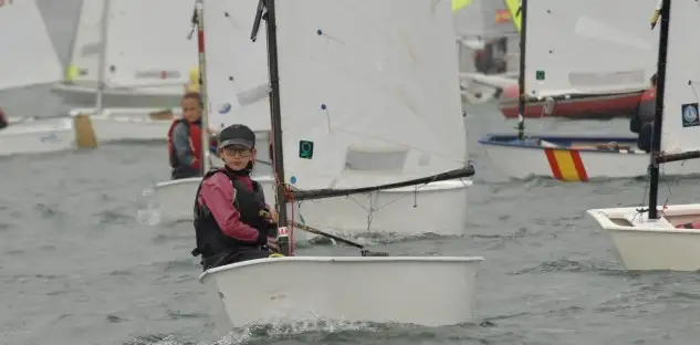 El palista español Pablo Roza durante uno de los porteos en la prueba de K1 júnior del Campeonato del Mundo de Maratón 2018, que se disputa en la localidad portuguesa de Prado Vila Verde, donde ha terminado en cuarto lugar; aún le resta otra opción en K2 para lograr medalla