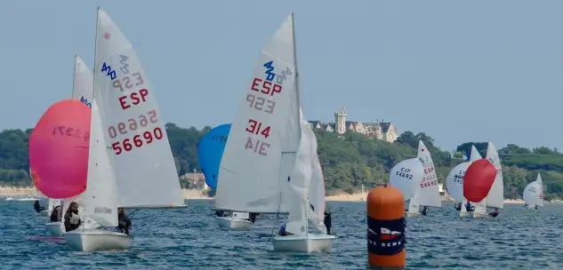 Galicia comienza en lo más alto acaparando el podio al completo. Africa Alonso y María Pérez-Canal, Irene Martínez y Alejandro Ameneiro, y Paula Da Rocha navegando con Sofía Martínez (estas dos últimas tripulaciones del equipo Abanca-Movistar) se sitúan en lo más alto
