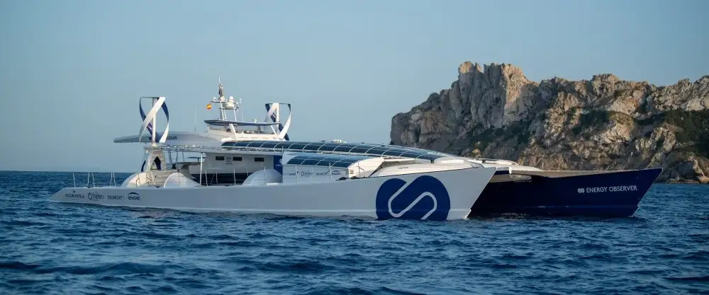 Energy Observer dejaba Saint-Malo en junio de 2017 para completar una vuelta al mundo de 6 años, 50 países y 101 escalas llamada “La Odisea para el futuro”... después del Tour de Francia en 2017, el año 2018 ha estado dedicado al tour del Mediterráneo, del que València ha sido la última parada antes de alcanzar Tánger en Marruecos, después Lisboa, en Portugal y finalmente Saint-Malo en Francia para la salida de la Route du Rhum-Destination Guadeloupe, que marcará el final de la Odisea de 2018 del Energy Observer