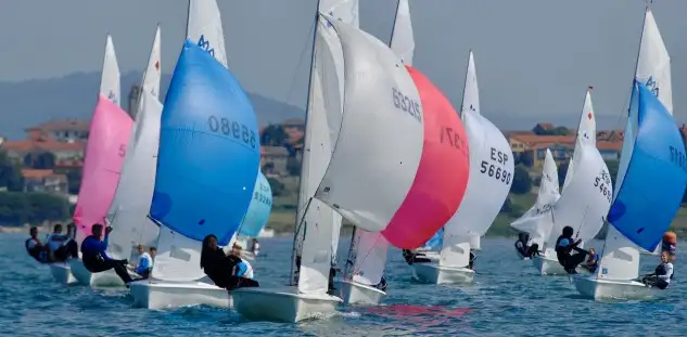 Día complicado para regatear en la bahía de Santander con las flotas de 420 y Snipe cerrando la Semana Internacional de Vela Ciudad de Santander