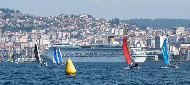 El espectáculo de las regatas urbanas que siempre ofrece la ría de Vigo
