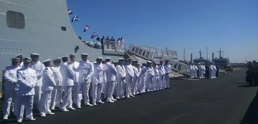 El acto se completó con el embarque de la nueva dotación en el buque, el izado de su bandera y el desfile de la Fuerza presente ante las autoridades