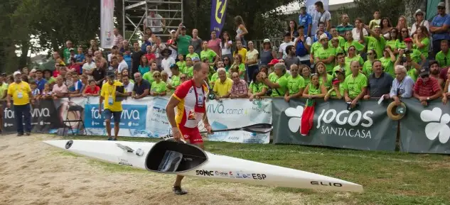 Merchán, que subió a su último podio mundial en 2014, ha competido desde la salida con la bravura que le caracteriza, siempre arriba, atento a no quedarse descolgado, tarea en la que también ha estado impecable Luis Amado Pérez, el palista asturiano sin tanto palmarés pero que ha llegado a la mitad de la regata en el selecto grupo de las 8 embarcaciones llamadas a jugarse entre ellas el podio, entre las que ya no se encontraba el portugués José Leonel Ramalho, otro de los favoritos al triunfo