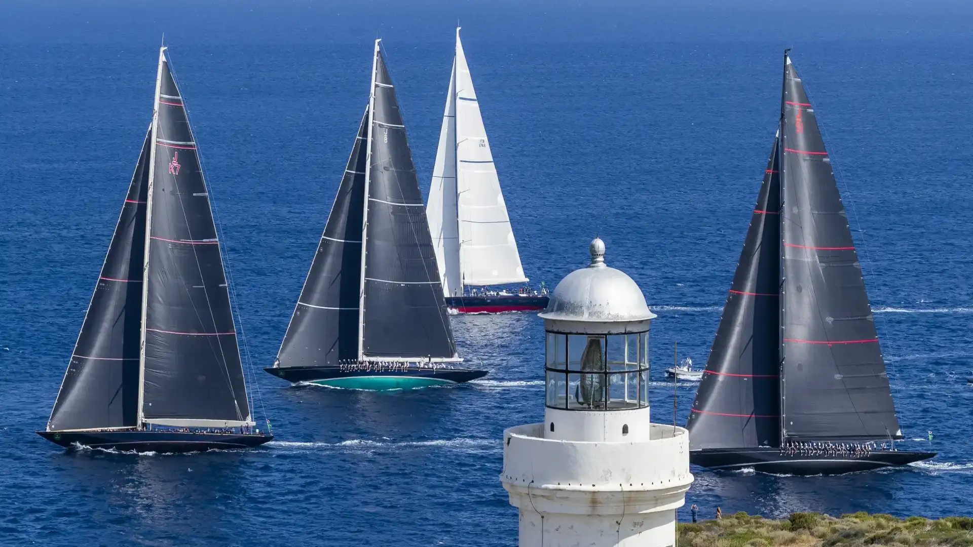 Il Maxi Yacht Rolex La Coppa visse la sua spilla d'oro nella Piazza Azzurra dello Yacht Club Costa Smeralda