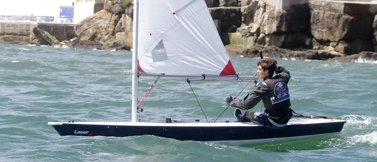 El sábado se disputó en aguas de la bahía de Gijón la última jornada del Trofeo de Verano de Vela Ligera, que organiza el Real Club Astur de Regatas (Foto Félix G.Muñiz)