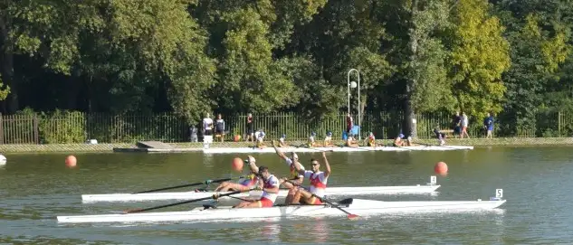 Junto con la clasificación en el día de ayer del 2- femenino y el 2x peso ligero masculino, nuestro Equipo Nacional ha logrado algo histórico hasta la fecha que es la clasificación de tres embarcaciones olímpicas para la Final A del Campeonato del Mundo Absoluto
