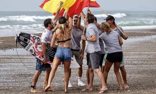 El surfista gallego logra auparse hasta la sexta posición de la general individual del Mundial de Japón