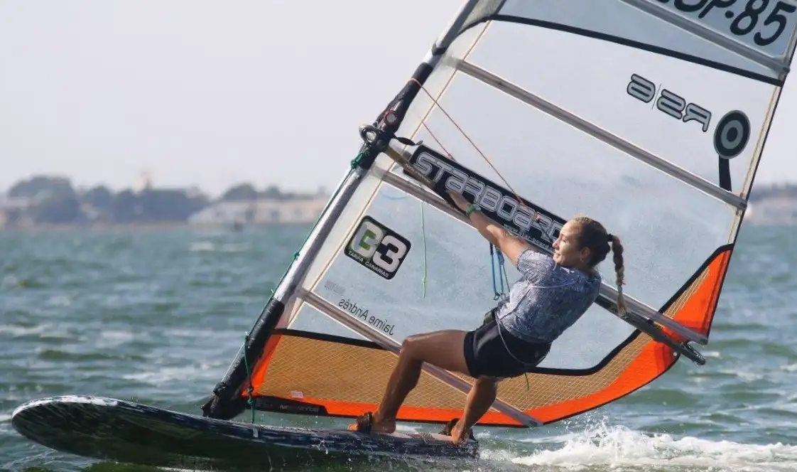 Pilar Lamadrid... que ya piensa como todos los winsurfistas españoles en el Campeonato de España que se celebrará del 26 al 30 de setiembre en la ría de Arousa (Foto Pep Portas)