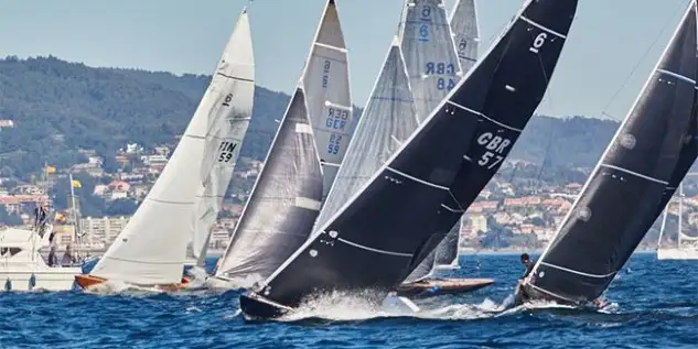 Don Juan Carlos, patrón del 6M “Bribon Movistar”, confirma el liderato de ayer y tras ganar la regata de hoy se anota una nueva victoria en la regata que desde 2015 lleva su nombre. Tres títulos (2018,2016 y 2015) y un bronce (2017) es el palmarés del monarca emérito en Sanxenxo desde que navega en un 6 Metros Clásico. Completan el podio el “Erica” y el “Mena” de Erik Jespersen, segundo y tercero. “Seljm” del portugués Patrick Monteiro vence en la división Open con plenos de victorias: cuatro de cuatro mangas