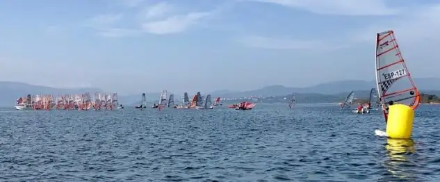 Los favoritos han cumplido en la primera de las cuatro jornadas de los Campeonatos de España de Windsurf, que la Ría de Arousa y el Centro Galego de Vela acogen hasta el domingo y en la que la ausencia de vientos, hasta la tarde, fue la nota predominante