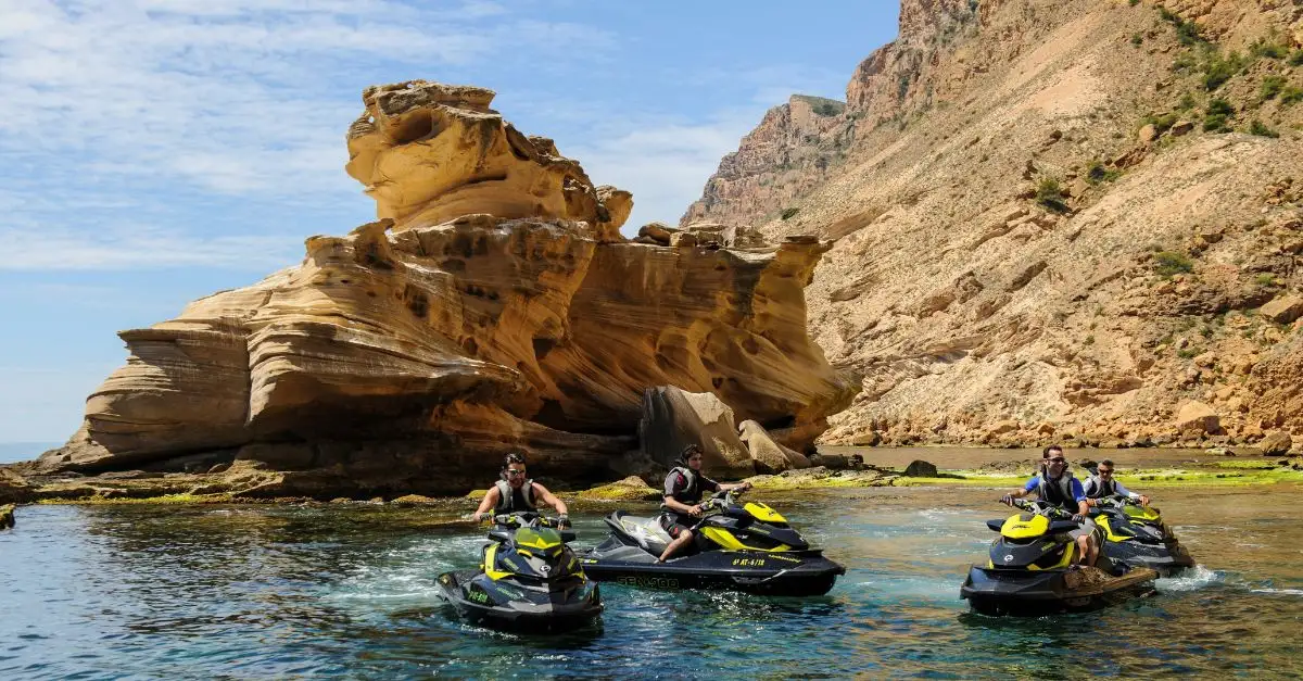 Matricularse en empresas como Maremoto en Jávea para adquirir los conocimientos precisos en la conducción o utilizar sus equipos, es una garantía de una buena utilización de las motos de agua... también las federaciones de motonáutica realizan una labor encomiable al respecto... una moto de agua mal utilizada puede ser un arma mortal (Foto Maremoto)