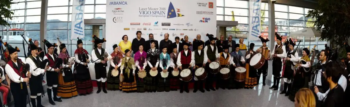 El grupo gallego Xarabal, interpretó el Himno de Europa (Foto Pedro Seoane)