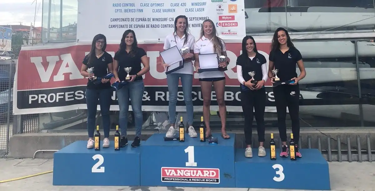 Regatistas de trece clubes náuticos y seis comunidades autónomas se dieron cita en la ría arousana en un evento que acogió la Real Federación Gallega de Vela y que contó con el equipo preolímpico