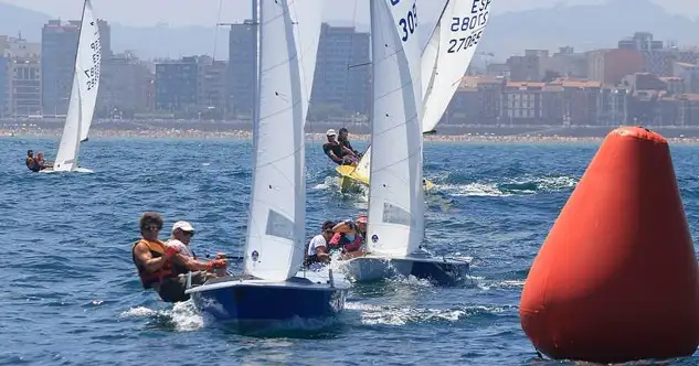 La próxima jornada del Trofeo de Otoño de Vela Ligera se disputará el próximo 21 de octubre en aguas de la bahía de San Lorenzo (Foto Félix G.Muñiz)