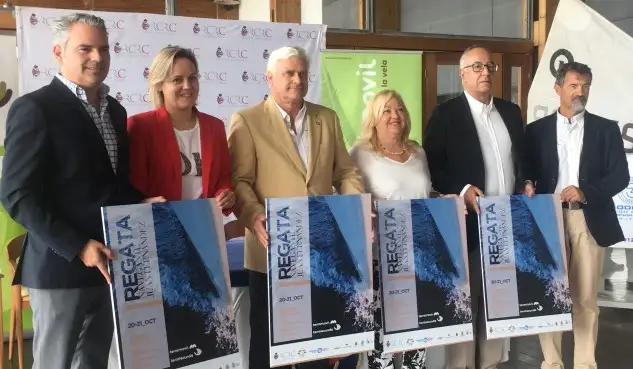 El Salón Social del Real Club de Regatas de Cartagena ha sido el escenario escogido para la presentación oficial de la regata de cruceros, una cita que tendrá lugar entre los días 20 y 21 de octubre y en la que participarán 40 barcos