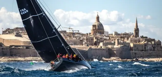 Rolex siempre se ha asociado con actividades que, como ella misma, están motivadas por la pasión, la excelencia, la precisión y el espíritu de equipo... de manera natural, Rolex ha gravitado hacia el mundo de la navegación a vela, formando una alianza que se remonta a la década de 1950... hoy, Rolex es patrocinador principal de 15 de los más importantes eventos internacionales de vela
