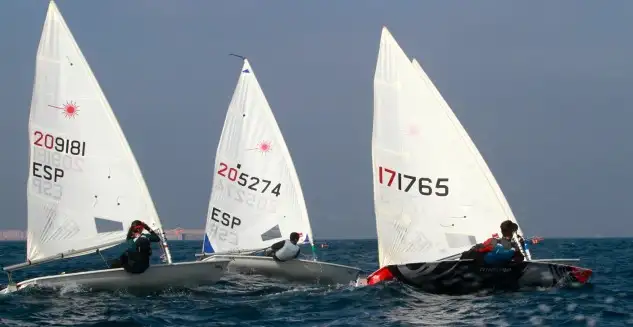 Covadonga Fernández en Optimist, Alfonso Jaudenes en Laser 4.7 y José Palacio y Alberto Suarez en Snipe, lideres del Trofeo de Otoño de Vela Ligera del Real Club Astur de Regatas (Foto Felix G.Muñiz)