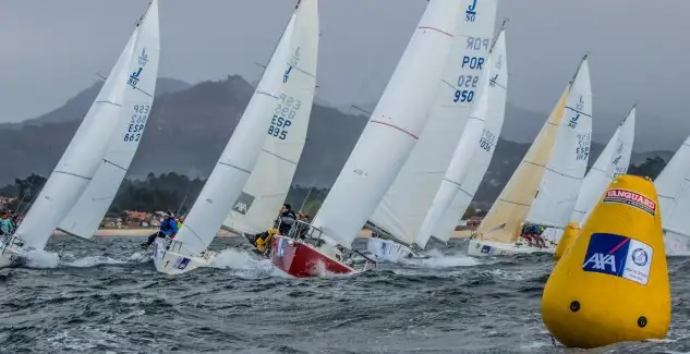 La Liga de Otoño AXA J80 organizada por el Monte Real Club de Yates con el patrocinio, un año más, de AXA Seguros, cruzará el próximo 10 de noviembre su ecuador con tres nuevas pruebas que adentrarán a los monotipos en la recta final de la competición