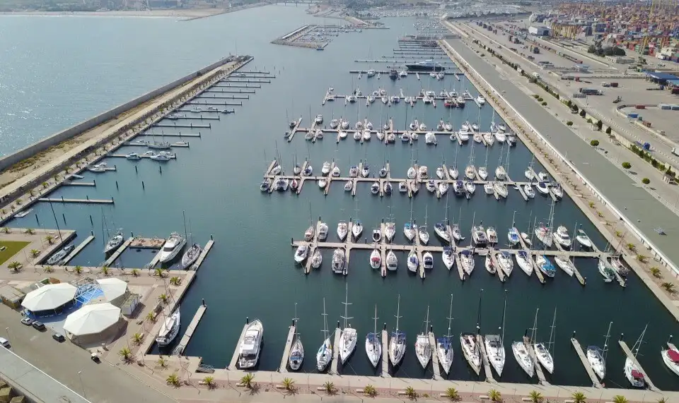 En la actualidad, Valencia Mar cuenta con 240 amarres desde los 20 a los 120 metros y está inmersa en un proyecto de remodelación para pasar en una primera fase a albergar 400 amarres para barcos entre los 8 y los 12 metros de eslora