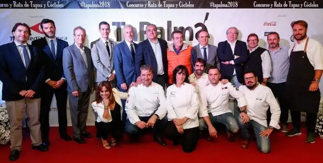 Patrocinadores de Tapalma 2018 junto a Igor Rodríguez, campeón de España de Pinchos y Tapas, que preside el jurado del certamen, y los otros chefs que componen el jurado como Koldo Royo (centro abajo), María Salinas, José Cortés y Rodrigo Vallejo