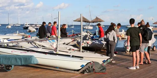 El parte meteorológico previsto para la primera jornada, cuyo top de salida a la primera prueba a las doce, se prevé que sea de vientos medios por la mañana bajando por la tarde, con un intensidad de 12-15 nudos de componente noroeste (Foto Pep Portas)