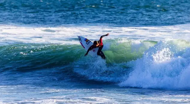 Iker Amatriaín, Nadia Erostarbe y Lucía Machado consiguen el pase directo a cuartos de final en la quinta jornada del “Vissla ISA World Junior Surfing Championship 2018”