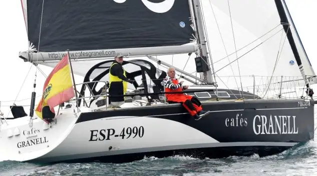 Los doce barcos participantes han tomado la salida esta mañana desde el Real Club Náutico de Valencia...150 millas entre València y Columbretes pasando por Cullera.