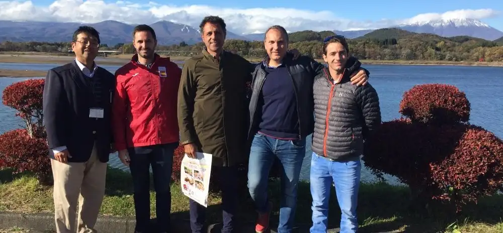 El director técnico de la Federación Española de Piragüismo, Ekaitz Saies, ha calificado como “muy productiva” la visita realizada por una delegación de esta entidad a Japón, donde han visto en Kyotango, para los entrenamientos de esprint, y Oshu para acoger los de eslalon, los dos lugares que, a priori, les han parecido más adecuados para que los palistas del equipo nacional lleven a cabo la adaptación de cara a los JJOO de Tokio 2020