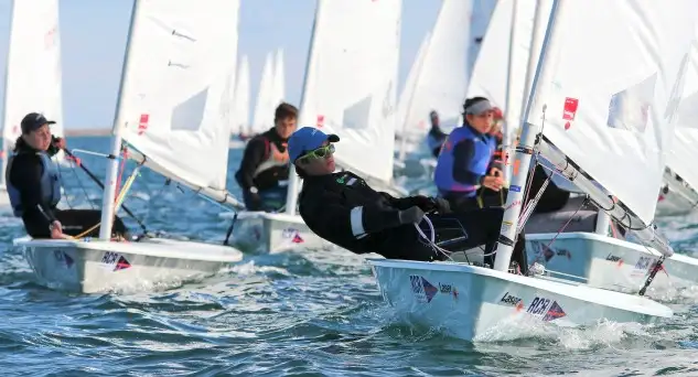 Jordi Lladó (RCN Palma) y Elba Martínez (CN Salou) en SUB16 y Marc Sampol (CN Cala Gamba) y Lara Sabine (RCN Calpe) en SUB18 lideran sus respectivos grupos... la primera jornada en el Mar Menor se cierra con las tres pruebas previstas en el programa con un viento del 315º con 10-12 nudos de intesidad